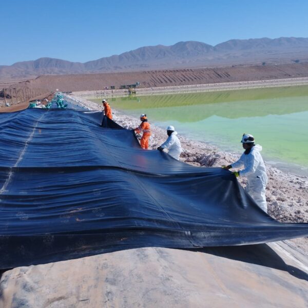 Revestimiento de Geomembrana HDPE / PVC en bordas de piscina